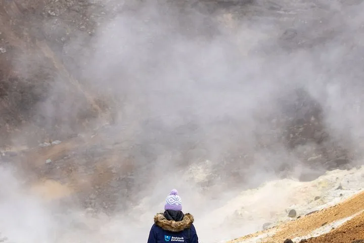 Coach group at the Reykjanes eruption site on an Iceland volcano tour with a Grindavik stop