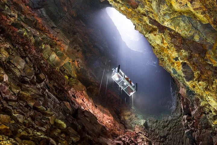 Ascensore a fune sopra il cratere del Thrihnukagigur in un tour self drive Inside the Volcano in Islanda