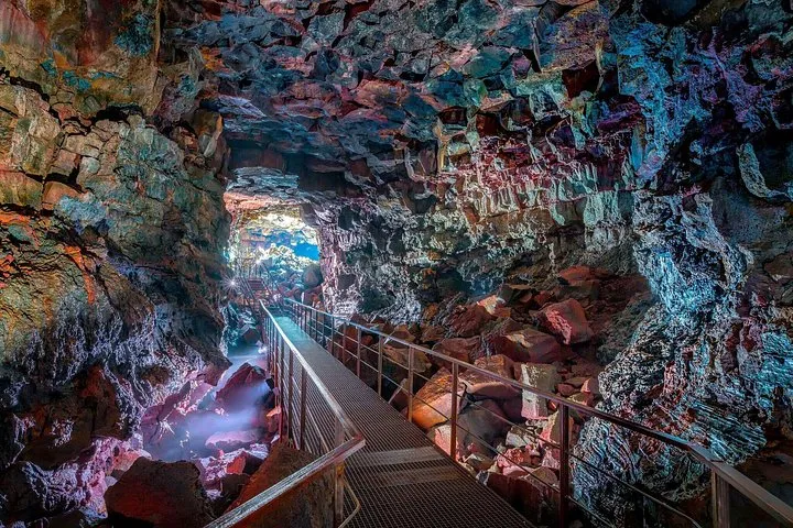 Formations de lave éclairées à l'intérieur de Raufarholshellir lors d'une visite de volcan en tunnel de lave en Islande