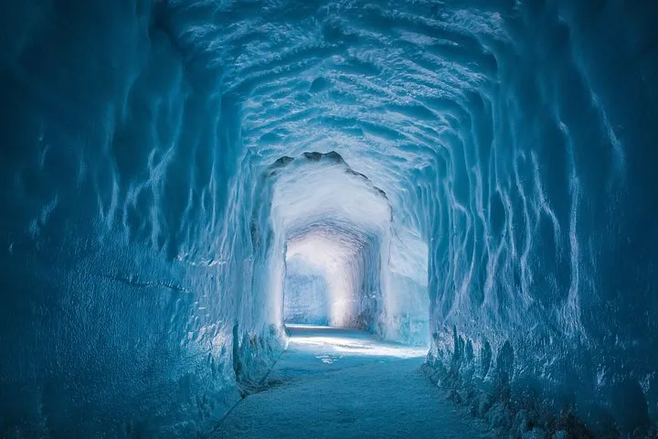 Beleuchteter Eistunnel im Langjokull-Gletscher bei einer Into-the-Glacier-Tagestour ab Reykjavik