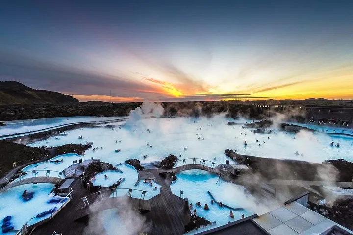 Sosta al cratere vulcanico durante un tour del Circolo d'Oro e Laguna Blu del vulcano in Islanda